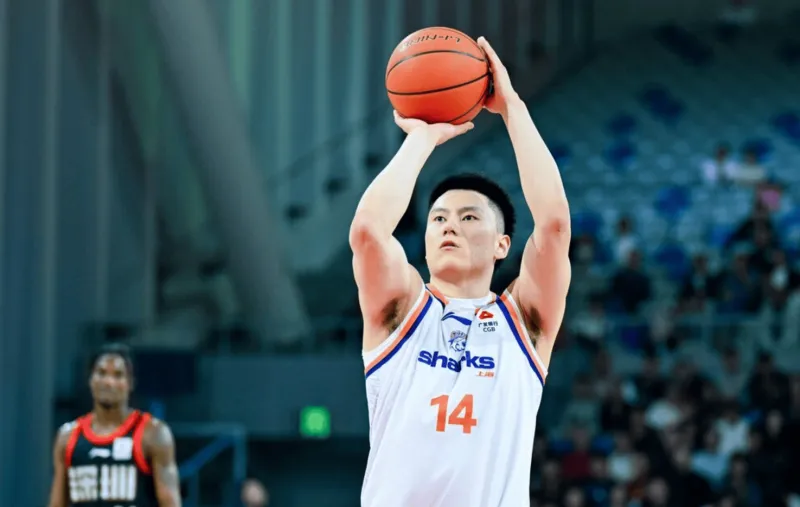 李弘权全场10中7、三分5中3得到19分5篮板2助攻1抢断