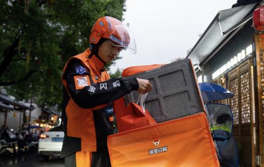 F1决赛日上海20余位“安全侠”骑手受邀观赛，与顶尖车手共赴速度之约